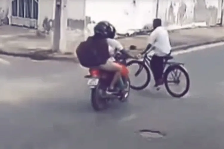 Vídeo: Idoso é atropelado por moto enquanto andava de bicicleta em Guanambi