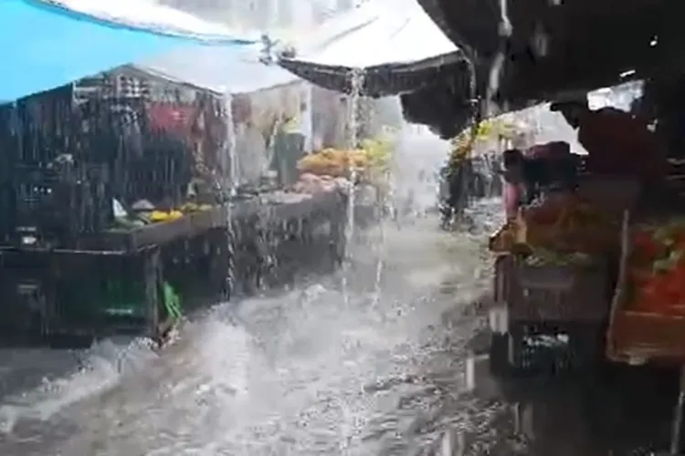 Vídeo: Chuva invade Feira Livre em Livramento de Nossa Senhora e deixa prejuízos