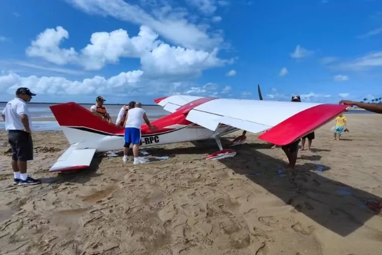 Porto Seguro: Avião de pequeno porte faz pouso forçado às margens do Rio Buranhém