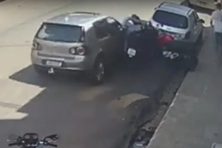 Vídeo: Carro colide contra três veículos e atinge mulher em Livramento de Nossa Senhora