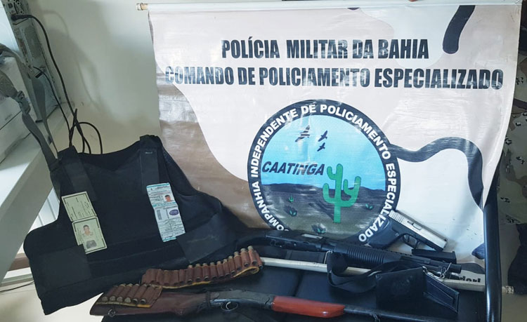 Jovem suspeito de se passar por policial é preso com espingarda e colete balístico no interior da Bahia