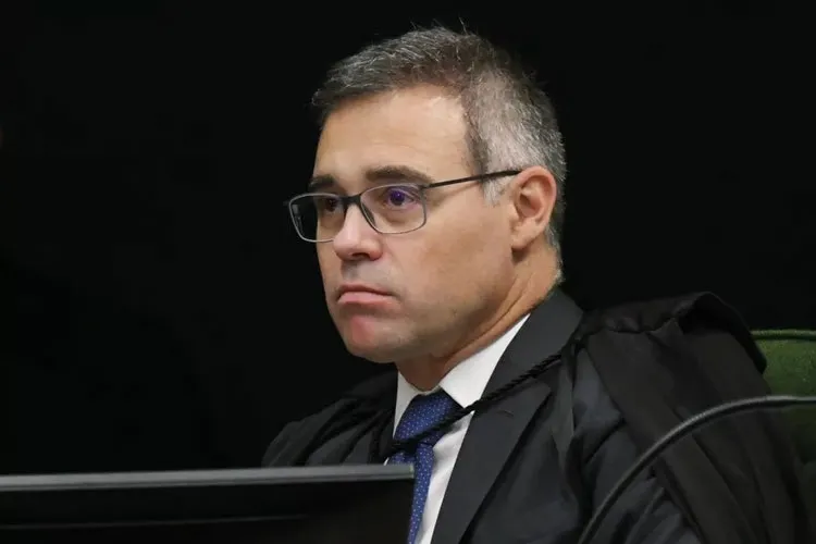 Ministro André Mendonça mantém saidinha para preso que ganhou benefício antes de lei