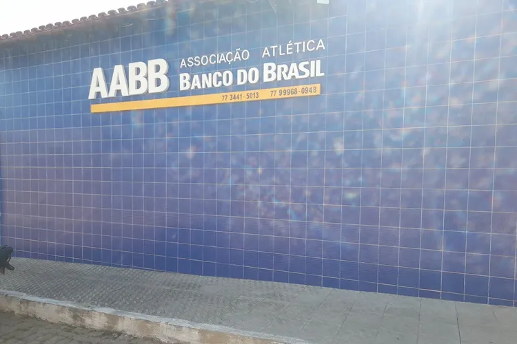 Brumado: Menores arrombam AABB, danificam monitoramento e saqueiam bar