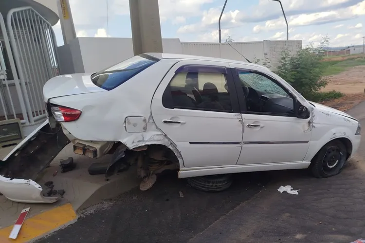 Médico capota carro em movimentada avenida de Guanambi