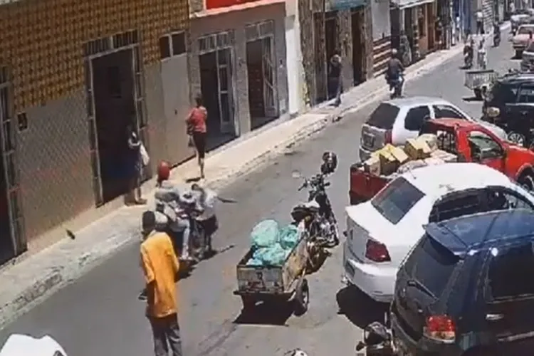 Vídeo: Idosa é atropelada ao tentar atravessar avenida em Palmas de Monte Alto