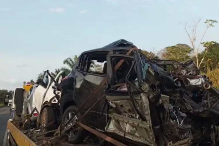 Três homens morrem após acidente entre carros e caminhão em Camacã