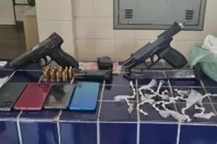 PM apreende duas pistolas e prende três no bairro Irmã Dulce em Brumado