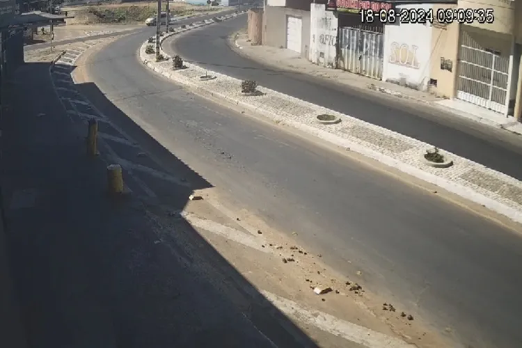 Vídeo: Motociclista choca em canteiro central de avenida e fica ferido em Guanambi