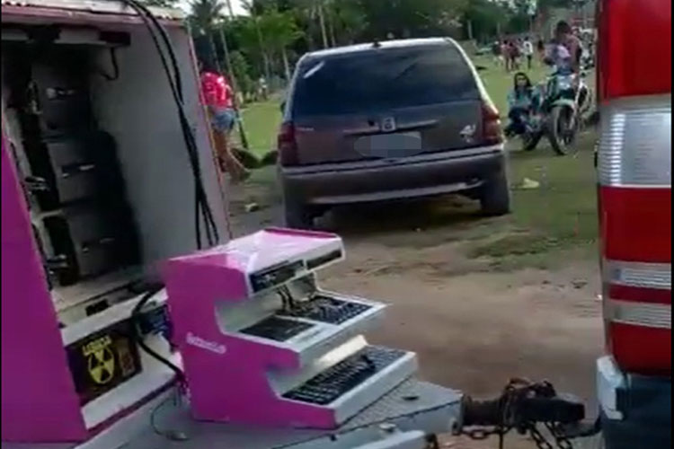 Ambulância é usada para puxar 'paredão' de som em evento de cidade no sul da Bahia