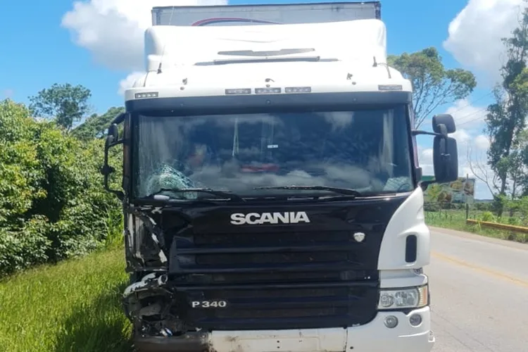 Colisão entre caminhão e carroça mata pastor na BA-263 em Vitória da Conquista