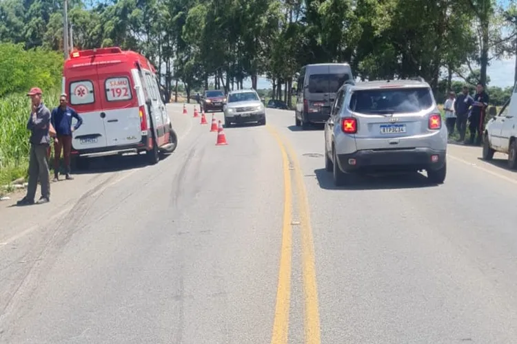 Colisão entre caminhão e carroça mata pastor na BA-263 em Vitória da Conquista