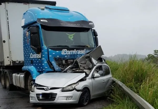 Jogador de futebol morre em acidente envolvendo carreta de empresa de Brumado