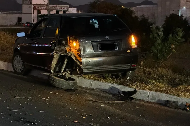 Veículo capota após acidente na BR-030 no perímetro urbano de Guanambi