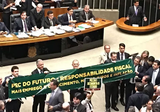 Câmara aprova em 1º turno a PEC que limita os gastos do governo