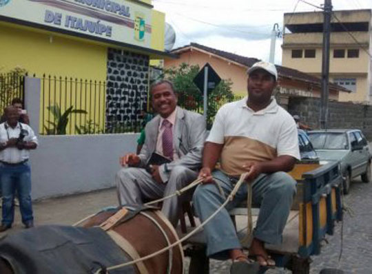 Itajuípe: Vereador chega para posse em carroça